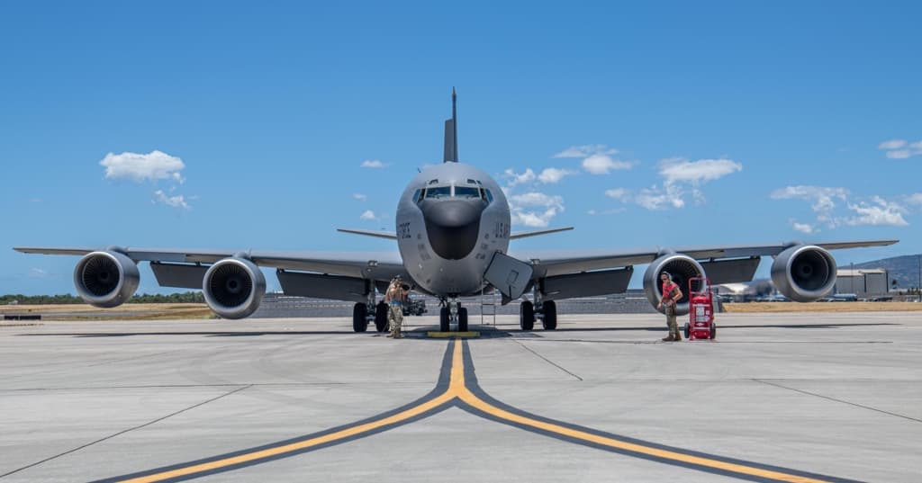 KC-135 Stratotanker: Avionul american care întărește securitatea regională